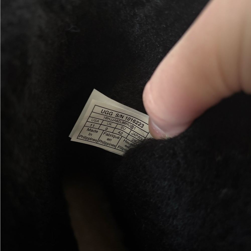 UGG Classic Short Winter Boots in Black - Picture 5 of 8